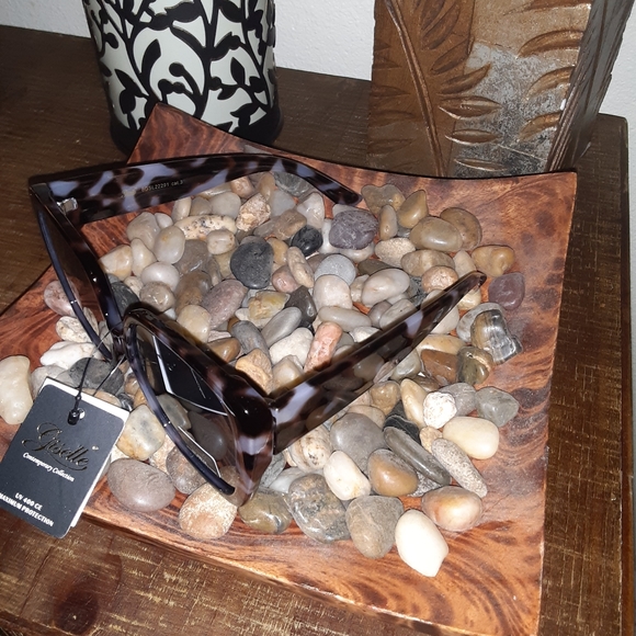 Sunglasses/Shades - Picture 2 of 5